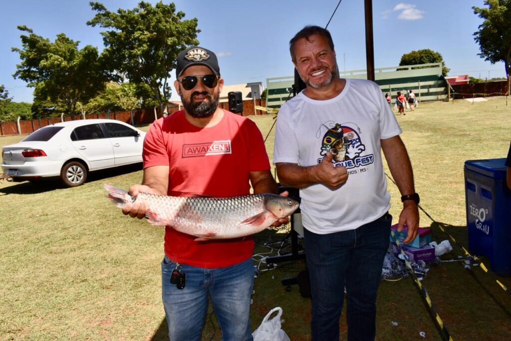 Prefeitura de Paranhos realizou a tradicional distribuição de peixes para a população Prefeitura de Paranhos realizou a tradicional distribuição de peixes para a população