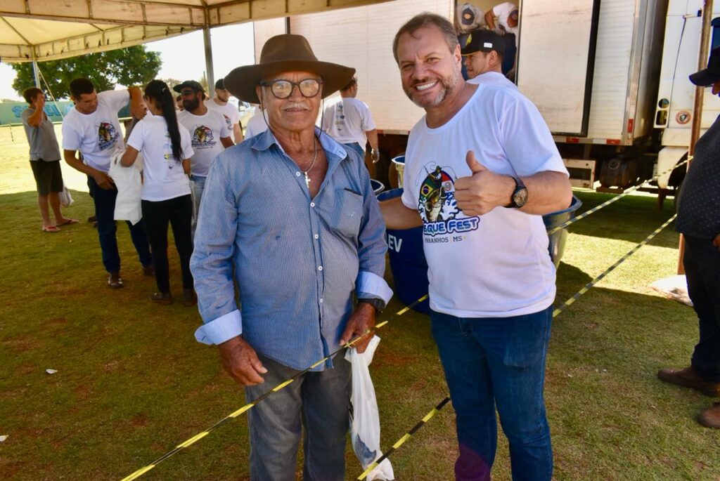 Prefeitura de Paranhos realizou a tradicional distribuição de peixes para a população Prefeitura de Paranhos realizou a tradicional distribuição de peixes para a população