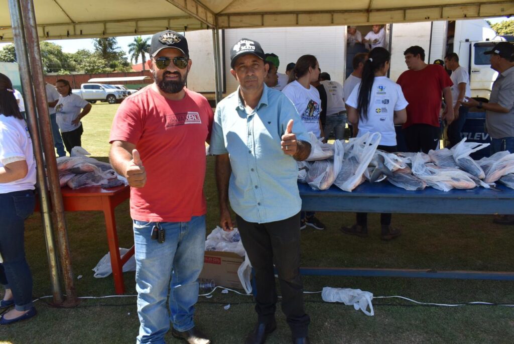 Prefeitura de Paranhos realizou a tradicional distribuição de peixes para a população Prefeitura de Paranhos realizou a tradicional distribuição de peixes para a população
