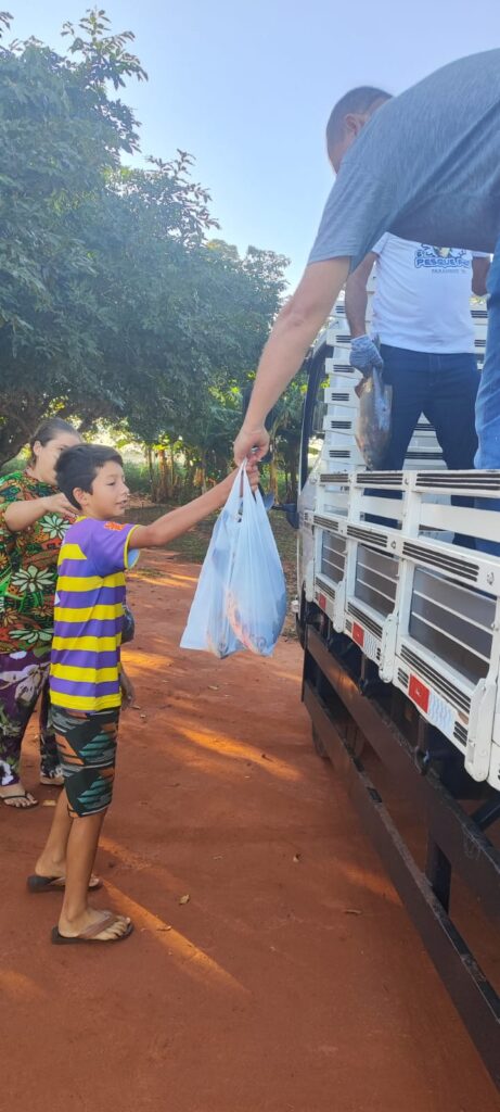 Prefeitura de Paranhos realizou a tradicional distribuição de peixes para a população Prefeitura de Paranhos realizou a tradicional distribuição de peixes para a população