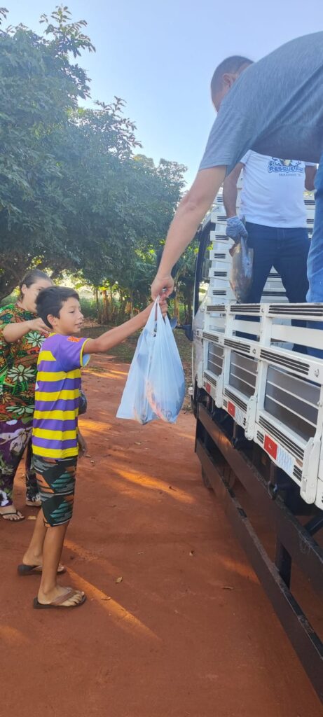 Prefeitura de Paranhos realizou a tradicional distribuição de peixes para a população