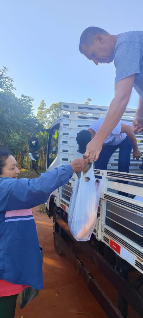 Prefeitura de Paranhos realizou a tradicional distribuição de peixes para a população