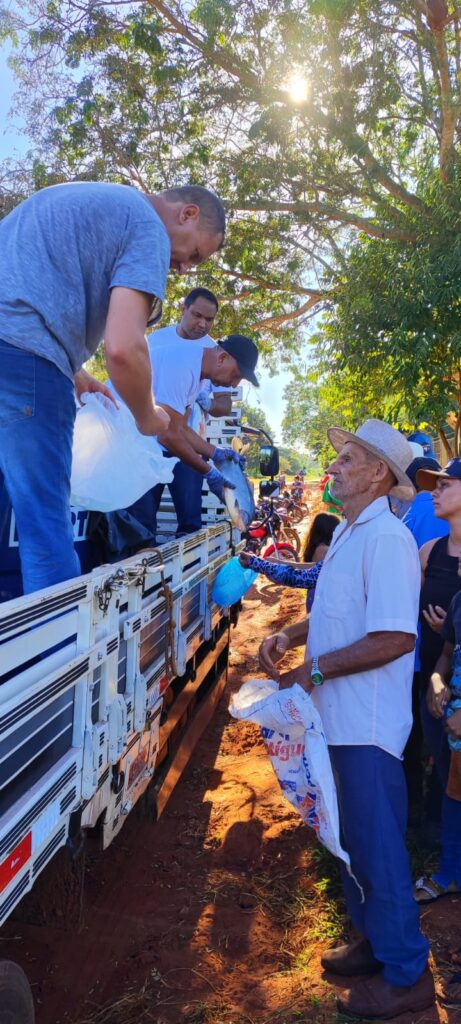Prefeitura de Paranhos realizou a tradicional distribuição de peixes para a população Prefeitura de Paranhos realizou a tradicional distribuição de peixes para a população
