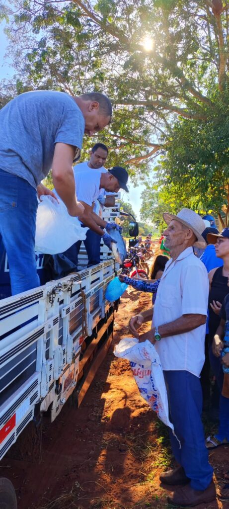 Prefeitura de Paranhos realizou a tradicional distribuição de peixes para a população