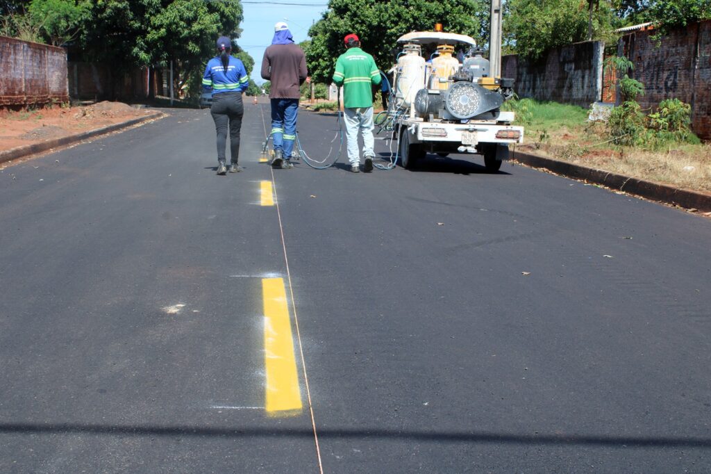 Prefeitura de Naviraí revitaliza sinalização de trânsito de ruas recapeadas no bairro Odércio de Matos Prefeitura de Naviraí revitaliza sinalização de trânsito de ruas recapeadas no bairro Odércio de Matos