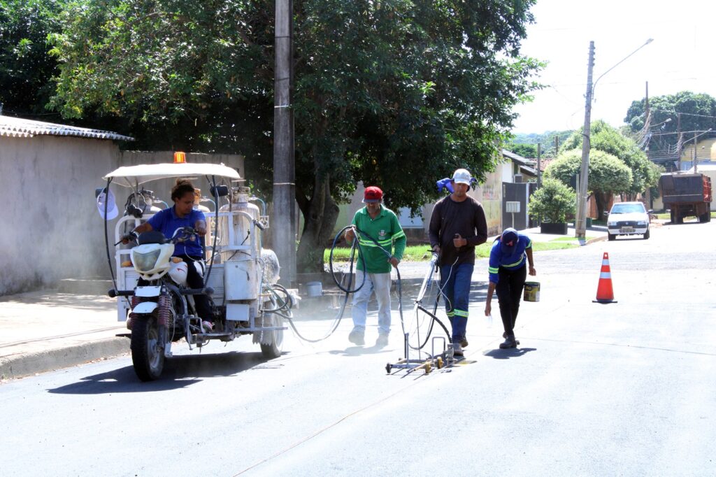 Prefeitura de Naviraí revitaliza sinalização de trânsito de ruas recapeadas no bairro Odércio de Matos Prefeitura de Naviraí revitaliza sinalização de trânsito de ruas recapeadas no bairro Odércio de Matos
