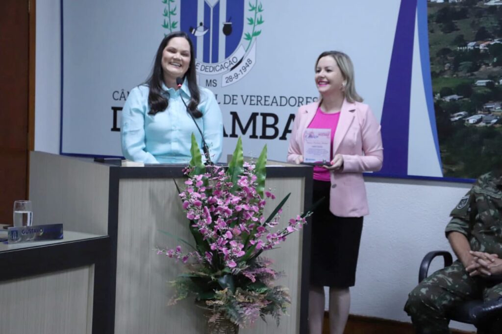 Pastora Thaisa Medina é a homenageada por Janete Córdoba durante sessão em alusão às mulheres na Câmara de Amambai