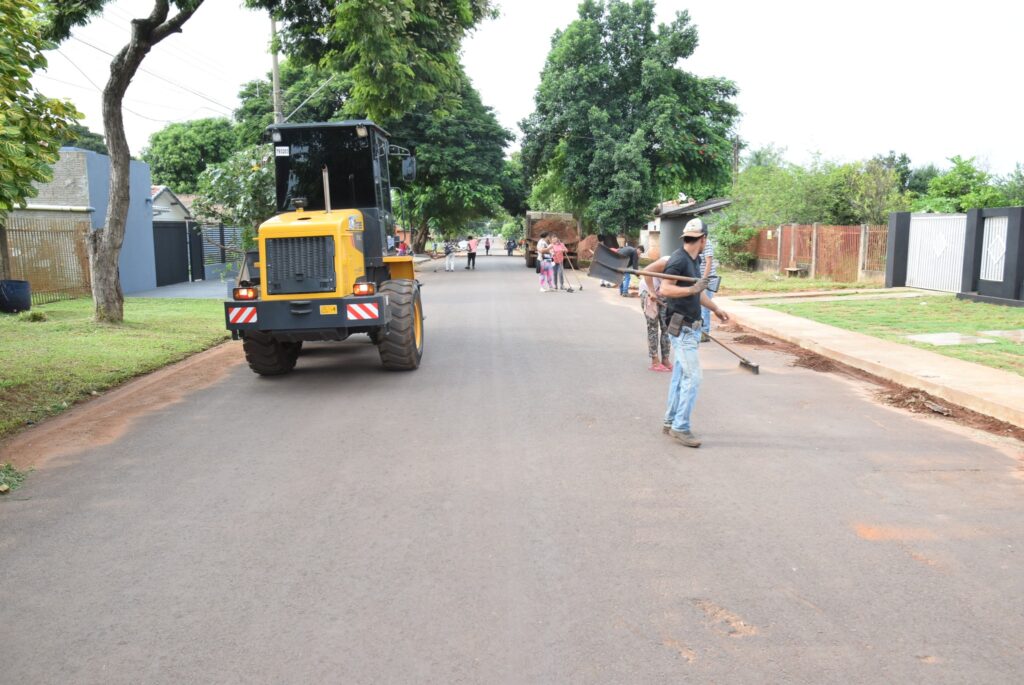Mutirão de combate à dengue em Iguatemi: equipes da Saúde e da Secretaria de Obras se unem na limpeza da cidade Mutirão de combate à dengue em Iguatemi: equipes da Saúde e da Secretaria de Obras se unem na limpeza da cidade