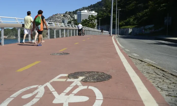 ff_protesto-pede-punicao-responsaveis-desabamento-ciclovia-tim-maia-rj_002