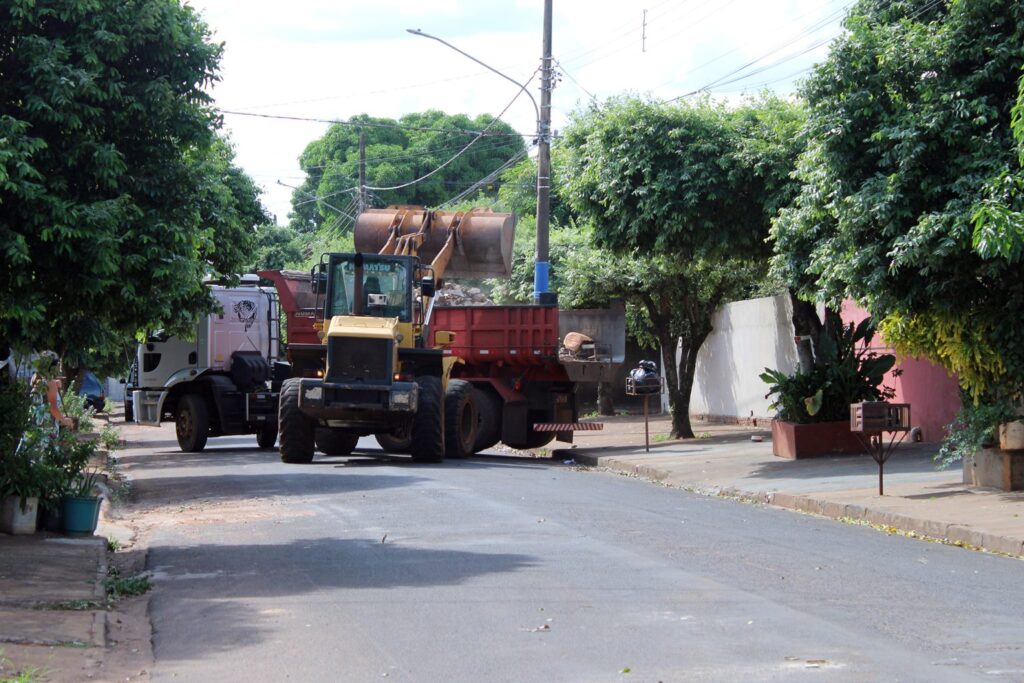 Prefeitura de Naviraí prossegue com cronograma de mutirões de limpeza nos bairros Prefeitura de Naviraí prossegue com cronograma de mutirões de limpeza nos bairros