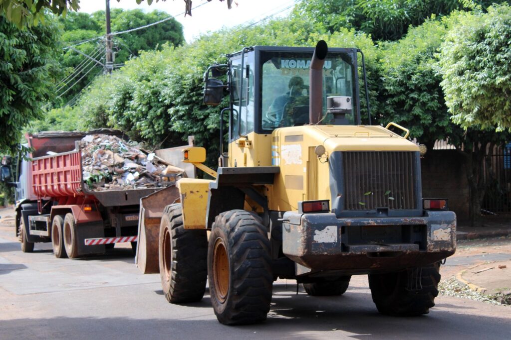Prefeitura de Naviraí prossegue com cronograma de mutirões de limpeza nos bairros Prefeitura de Naviraí prossegue com cronograma de mutirões de limpeza nos bairros