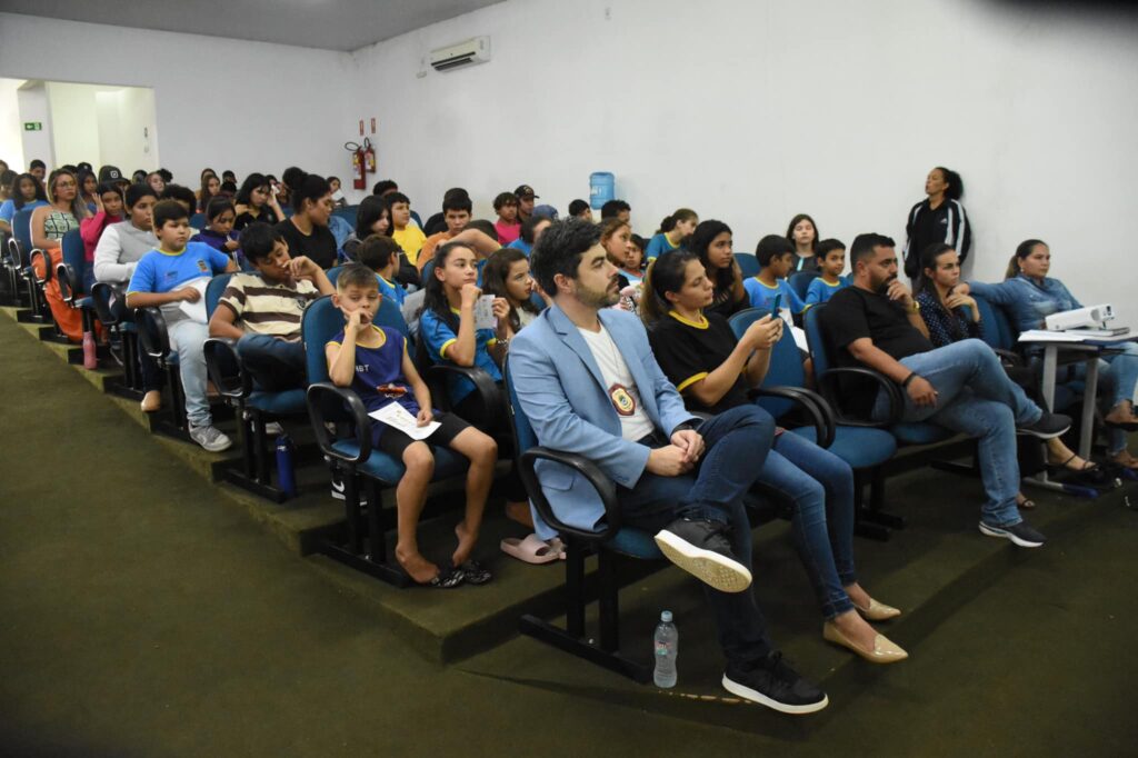 Educação de Tacuru realiza palestra sobre bullying e violência em escolas Educação de Tacuru realiza palestra sobre bullying e violência em escolas