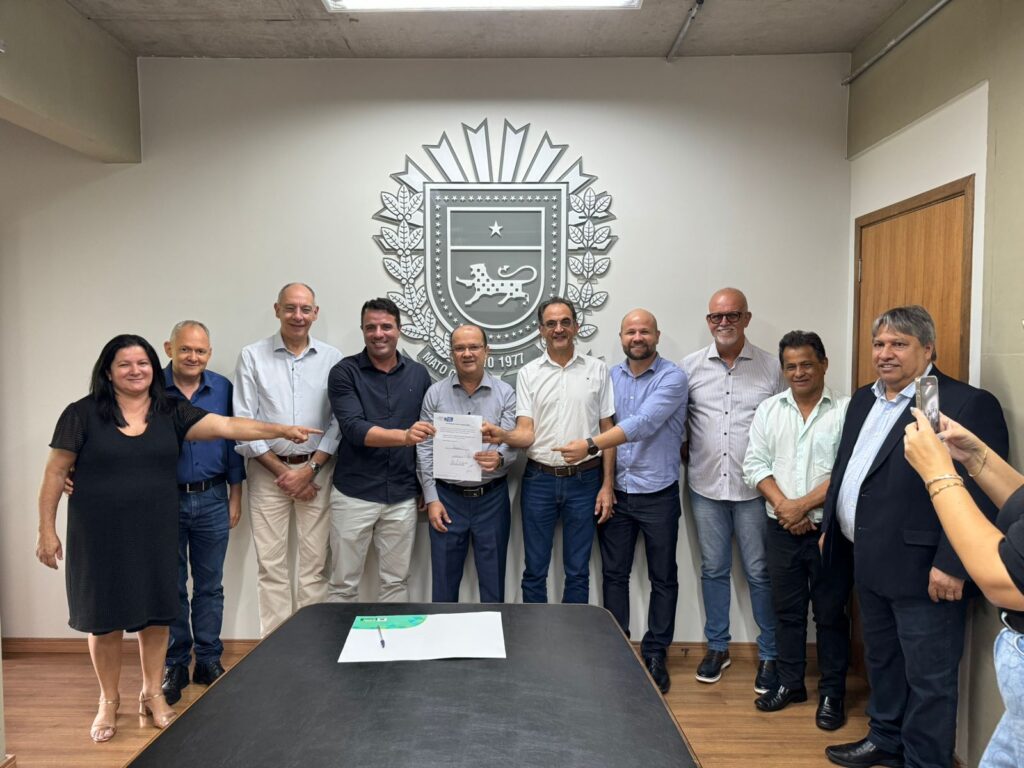 Gilberto Segóvia assina convênios de mais de R$ 20 milhões de investimentos para Caarapó Gilberto Segóvia assina convênios de mais de R$ 20 milhões de investimentos para Caarapó