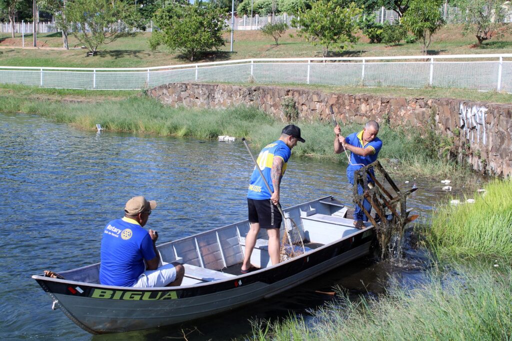 Ação conjunta em Naviraí promove limpeza no lago do Parque Sucupira Ação conjunta em Naviraí promove limpeza no lago do Parque Sucupira