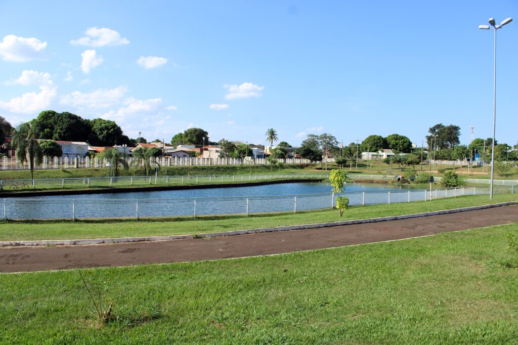 Ação conjunta em Naviraí promove limpeza no lago do Parque Sucupira Ação conjunta em Naviraí promove limpeza no lago do Parque Sucupira