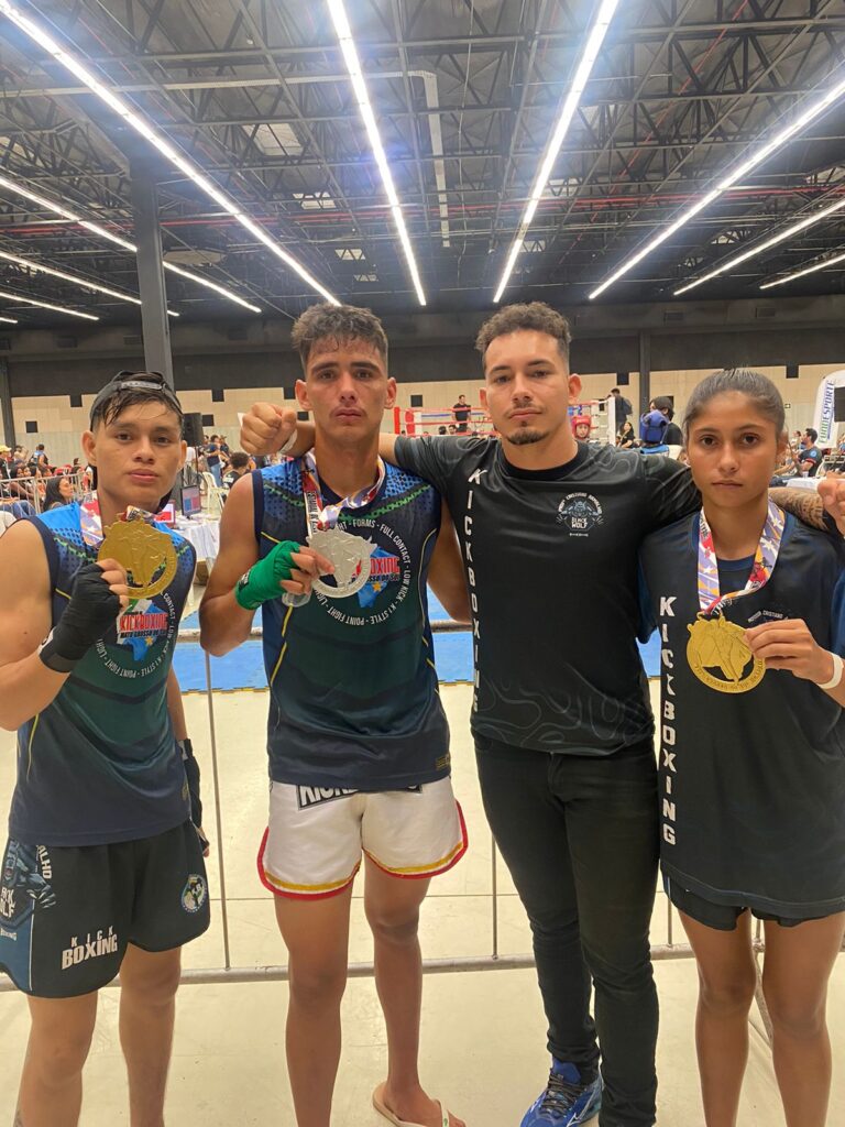 Prefeito Donizete recebe visita de crianças do SCFV, medalhistas de Kickboxing Prefeito Donizete recebe visita de crianças do SCFV, medalhistas de Kickboxing