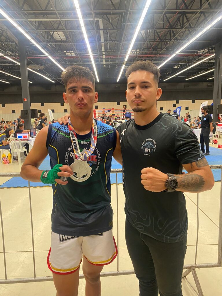 Prefeito Donizete recebe visita de crianças do SCFV, medalhistas de Kickboxing Prefeito Donizete recebe visita de crianças do SCFV, medalhistas de Kickboxing