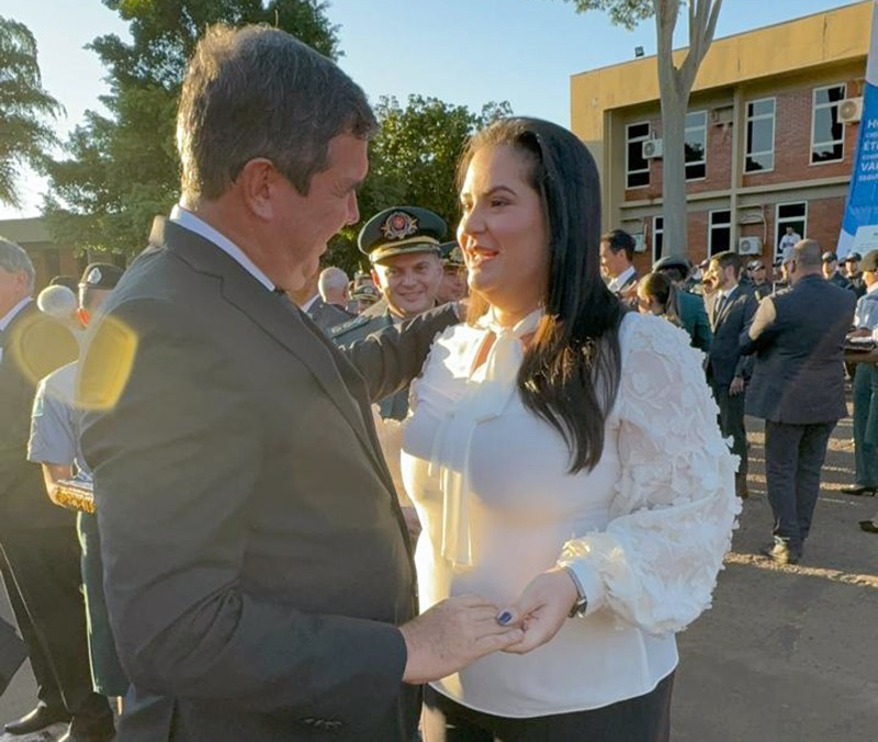 Rhaiza Matos, prefeita de Naviraí, recebe a Medalha Tiradentes, a maior honraria da PMMS