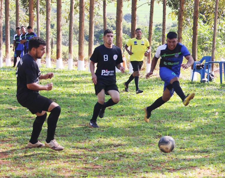 Quatro jogos abriram nesse domingo o 1º Campeonato Rural de Suíço no Loteamento Querência em Amambai