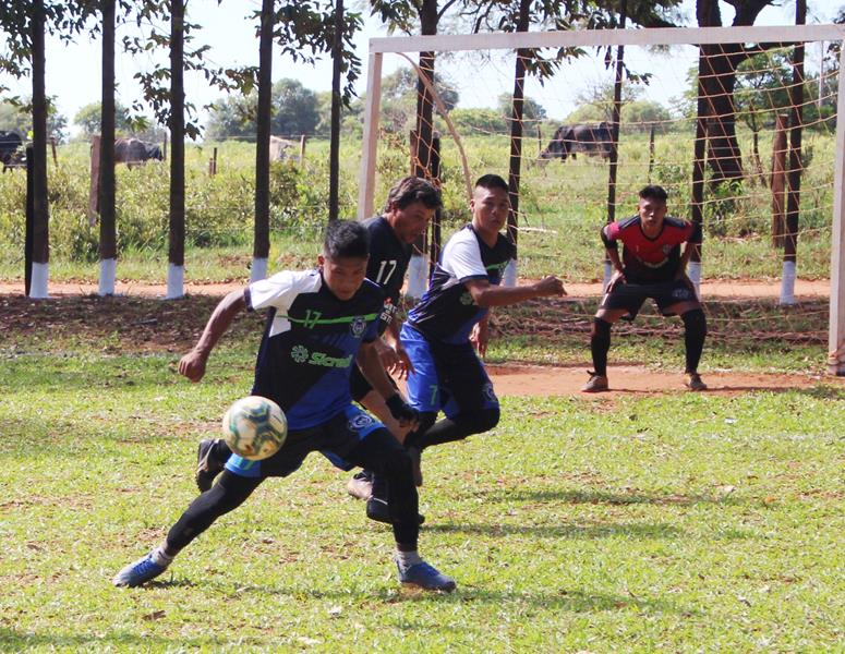 Quatro jogos abriram nesse domingo o 1º Campeonato Rural de Suíço no Loteamento Querência em Amambai