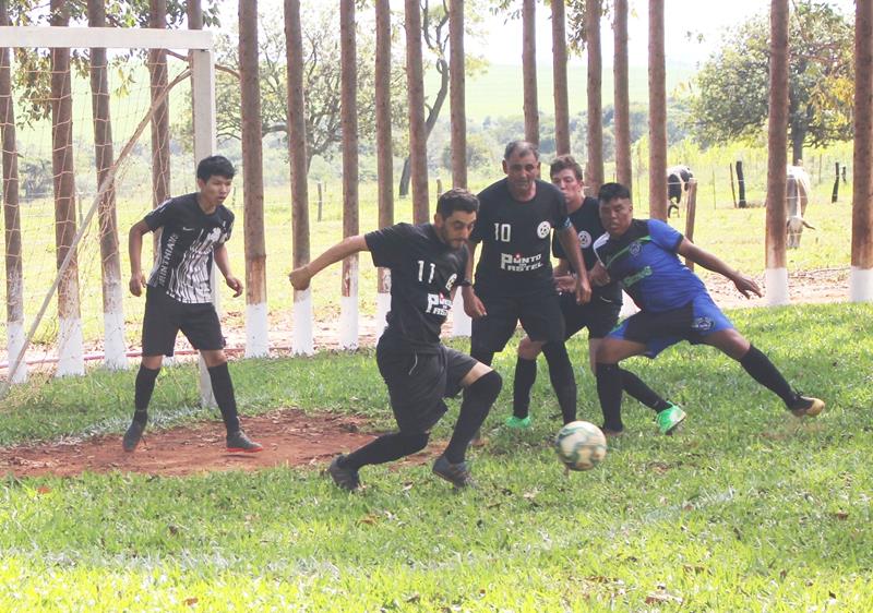 Quatro jogos abriram nesse domingo o 1º Campeonato Rural de Suíço no Loteamento Querência em Amambai