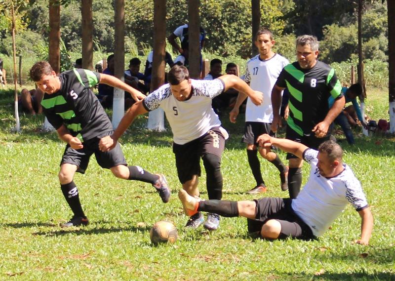 Quatro jogos abriram nesse domingo o 1º Campeonato Rural de Suíço no Loteamento Querência em Amambai