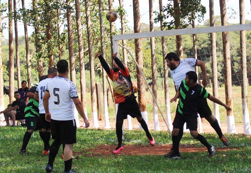 Quatro jogos abriram nesse domingo o 1º Campeonato Rural de Suíço no Loteamento Querência em Amambai