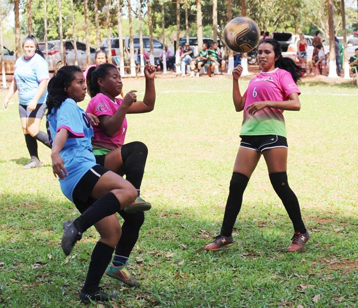 Quatro jogos abriram nesse domingo o 1º Campeonato Rural de Suíço no Loteamento Querência em Amambai