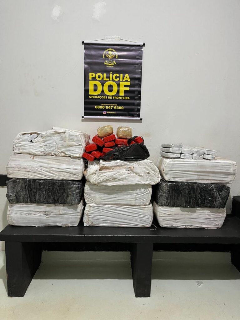 Homem e adolescente que seguiam em veículo com mais de 250 quilos de maconha são detidos pelo DOF em Coronel Sapucaia Homem e adolescente que seguiam em veículo com mais de 250 quilos de maconha são detidos pelo DOF em Coronel Sapucaia