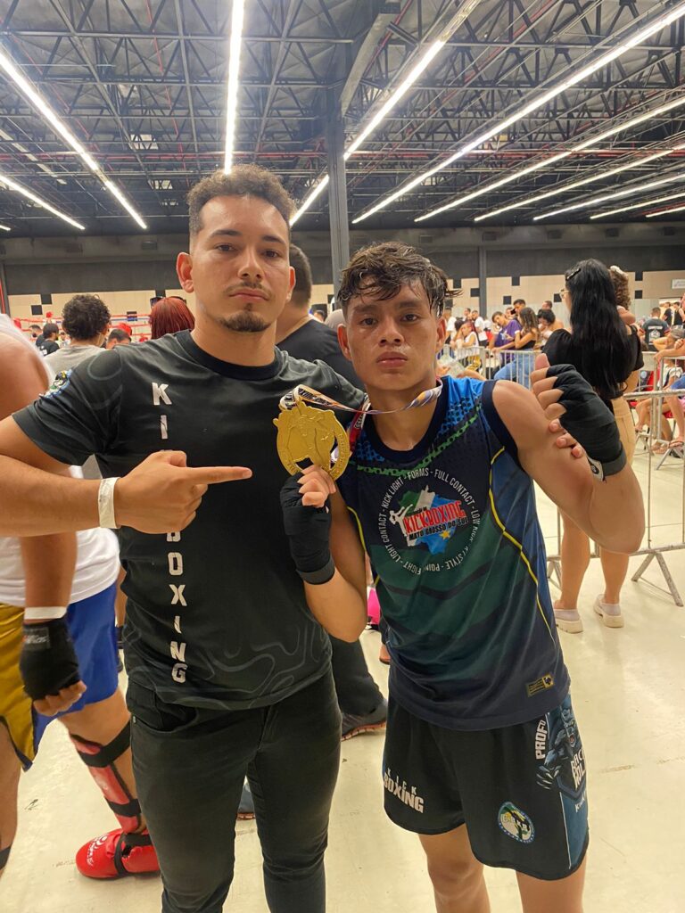 Prefeito Donizete recebe visita de crianças do SCFV, medalhistas de Kickboxing Prefeito Donizete recebe visita de crianças do SCFV, medalhistas de Kickboxing