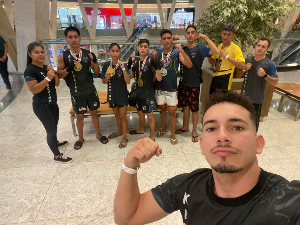 Prefeito Donizete recebe visita de crianças do SCFV, medalhistas de Kickboxing Prefeito Donizete recebe visita de crianças do SCFV, medalhistas de Kickboxing