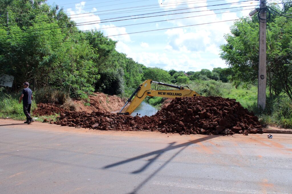 Prefeitura de Naviraí executa obra de contenção de processo erosivo em canalização do Córrego do Touro Prefeitura de Naviraí executa obra de contenção de processo erosivo em canalização do Córrego do Touro