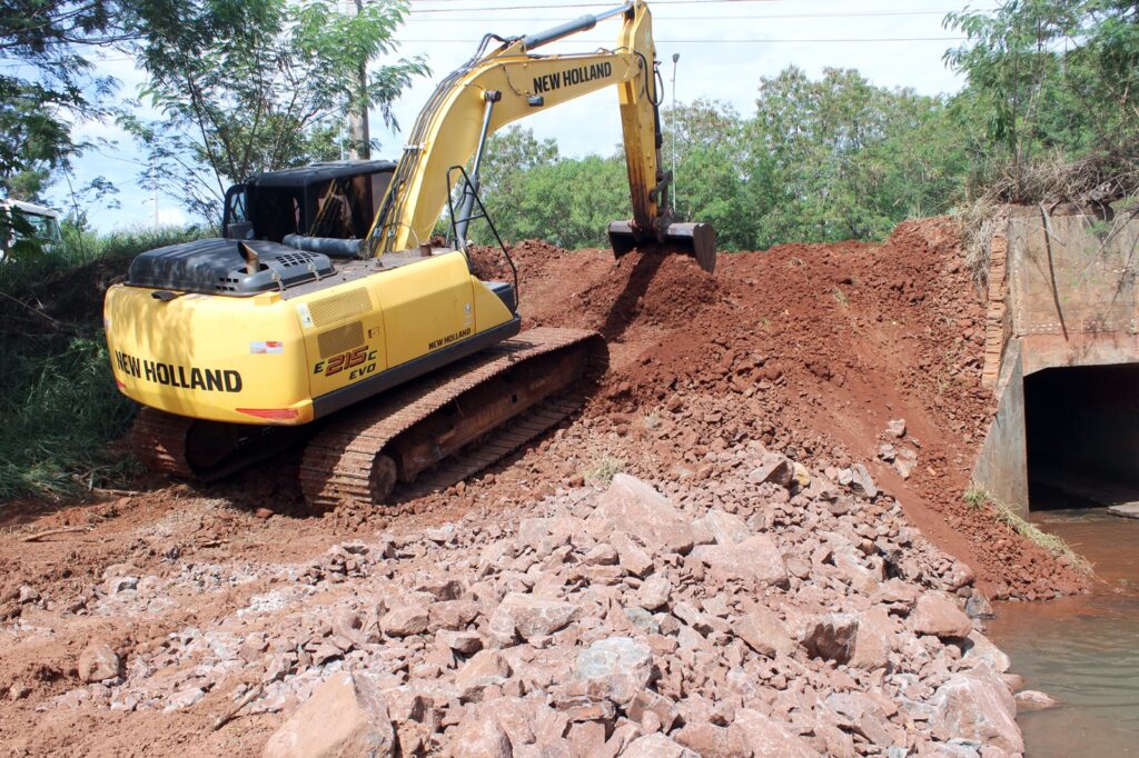 Prefeitura de Naviraí executa obra de contenção de processo erosivo em canalização do Córrego do Touro Prefeitura de Naviraí executa obra de contenção de processo erosivo em canalização do Córrego do Touro