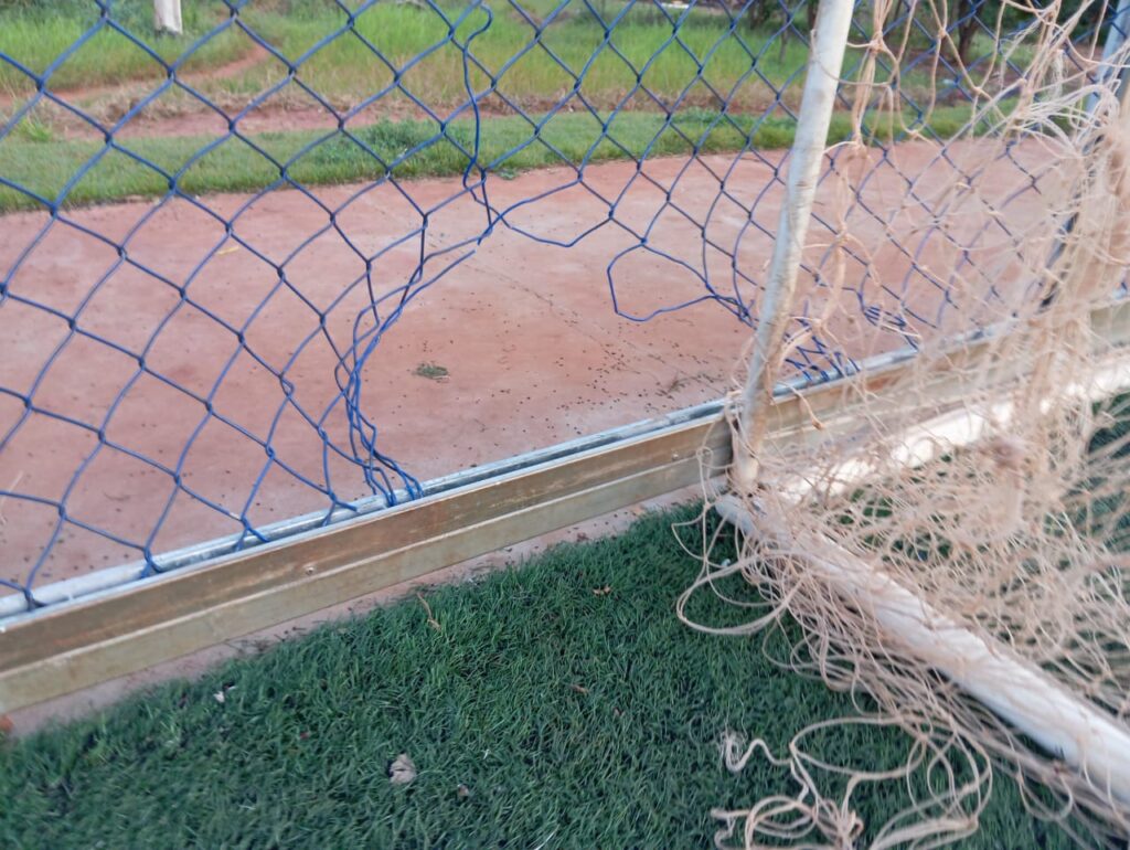 Janete Córdoba e Tato Souza pedem reparos nas instalações da quadra sintética da Aldeia Amambai Janete Córdoba e Tato Souza pedem reparos nas instalações da quadra sintética da Aldeia Amambai