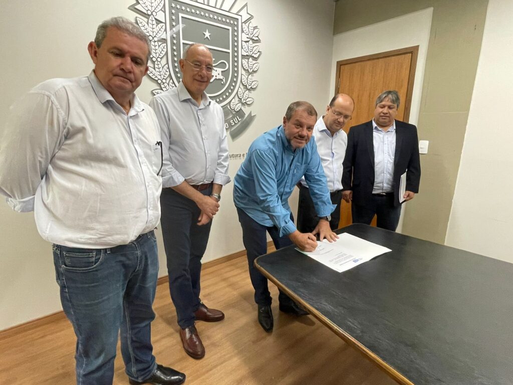 Donizete destaca conquista, junto ao Governo do Estado, de R$ 15 milhões para pavimentação asfáltica em Paranhos Donizete destaca conquista, junto ao Governo do Estado, de R$ 15 milhões para pavimentação asfáltica em Paranhos
