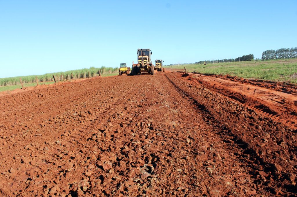 Prefeitura de Naviraí trabalha na manutenção das estradas rurais para o escoamento das safras Prefeitura de Naviraí trabalha na manutenção das estradas rurais para o escoamento das safras