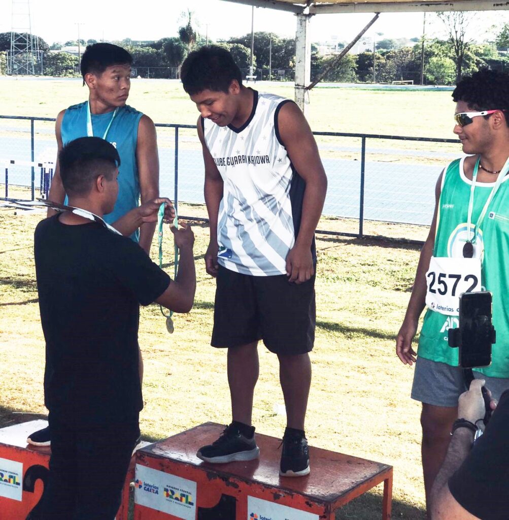 Com 2 ouros e 1 prata, atletas de Amambai foram destaques no Estadual de Atletismo Sub-20 em Campo Grande Com 2 ouros e 1 prata, atletas de Amambai foram destaques no Estadual de Atletismo Sub-20 em Campo Grande