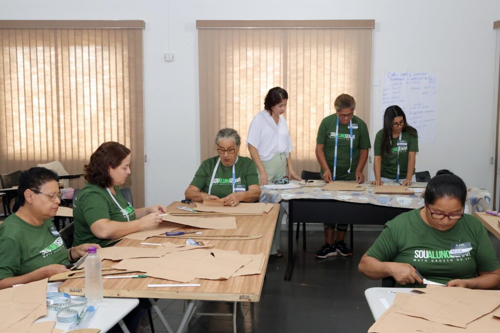 Curso gratuito de corte, costura, modelagem e confecção de peças está em andamento em Naviraí