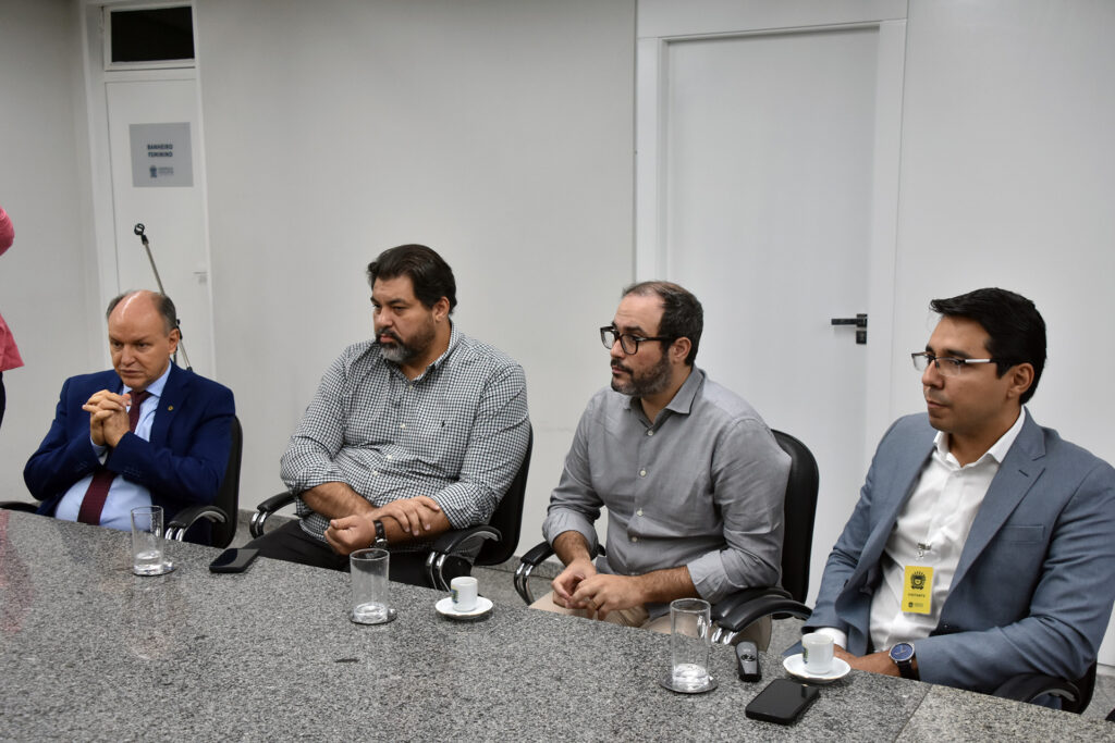 Fiems participa do lançamento da Frente Parlamentar das Energias Renováveis Fiems participa do lançamento da Frente Parlamentar das Energias Renováveis