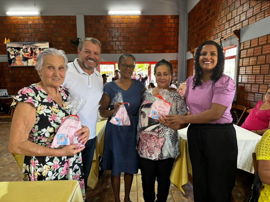 Centro Conviver do Idoso realiza comemoração para homenagear as mães em Paranhos Centro Conviver do Idoso realiza comemoração para homenagear as mães em Paranhos