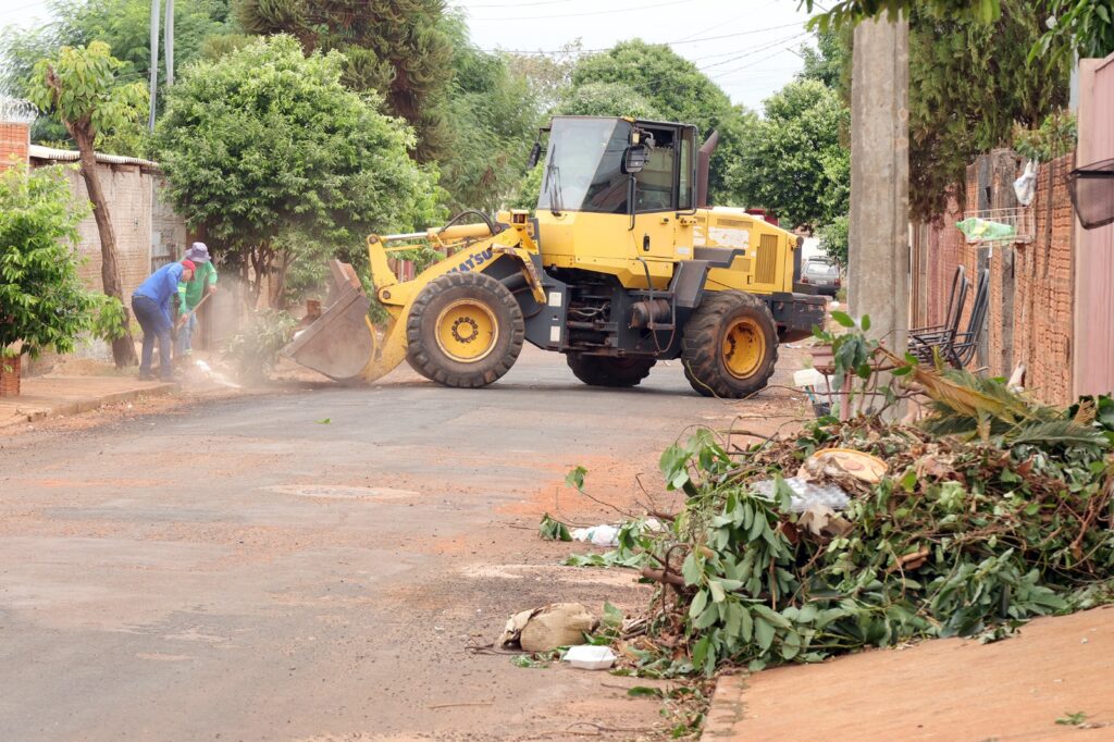 Prefeitura de Naviraí executa mutirão de limpeza na região do Bairro Vila Nova Prefeitura de Naviraí executa mutirão de limpeza na região do Bairro Vila Nova
