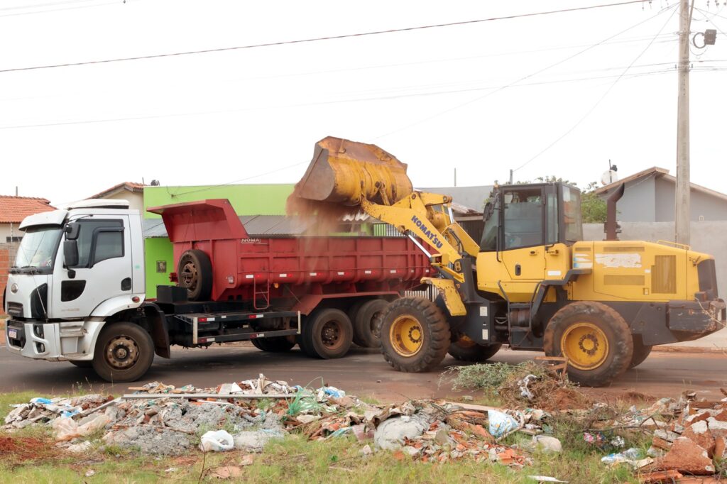 Prefeitura de Naviraí executa mutirão de limpeza na região do Bairro Vila Nova Prefeitura de Naviraí executa mutirão de limpeza na região do Bairro Vila Nova