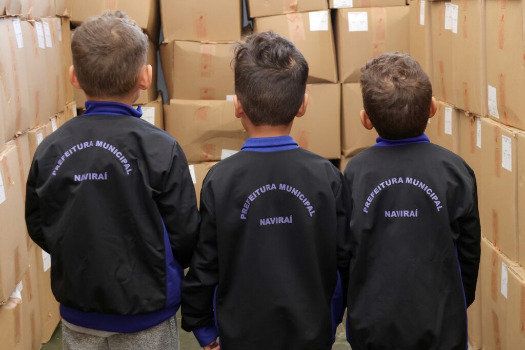 Prefeitura de Naviraí adquire agasalhos e tênis que serão entregues aos estudantes da Rede Municipal