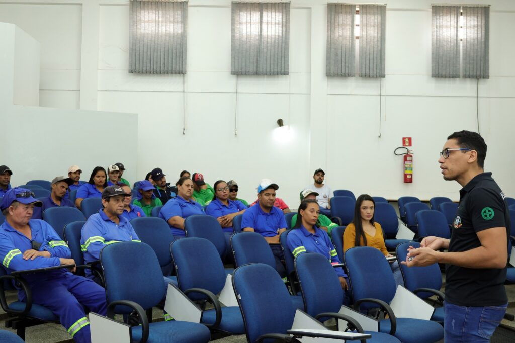 Prefeitura de Naviraí realiza capacitação de servidores com foco na promoção da segurança no trabalho Prefeitura de Naviraí realiza capacitação de servidores com foco na promoção da segurança no trabalho