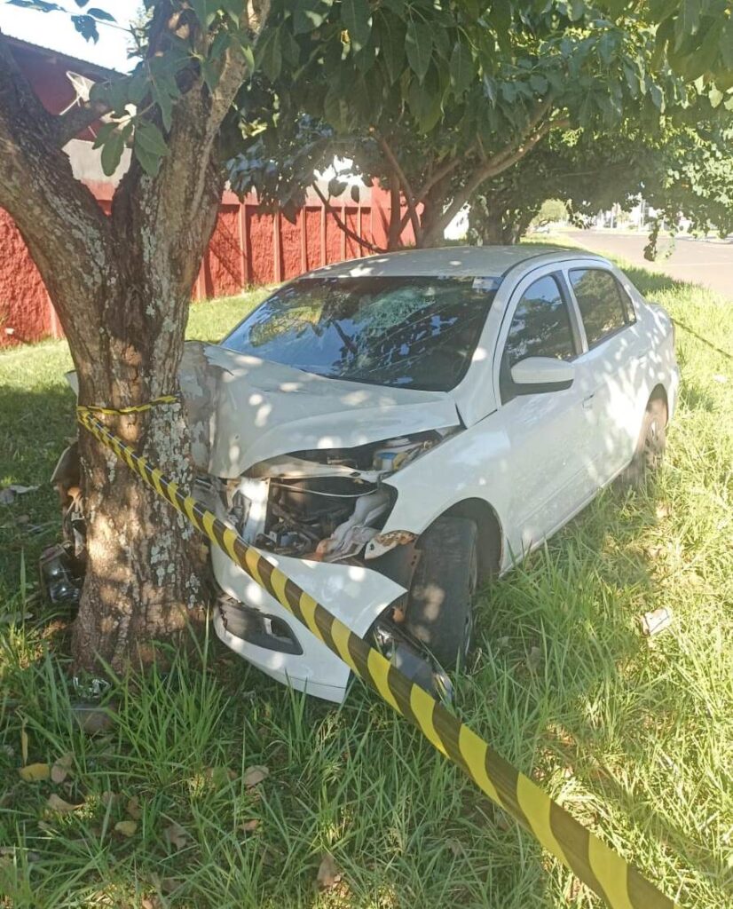 Veículo colide com árvore após condutora perder o controle da direção em Amambai