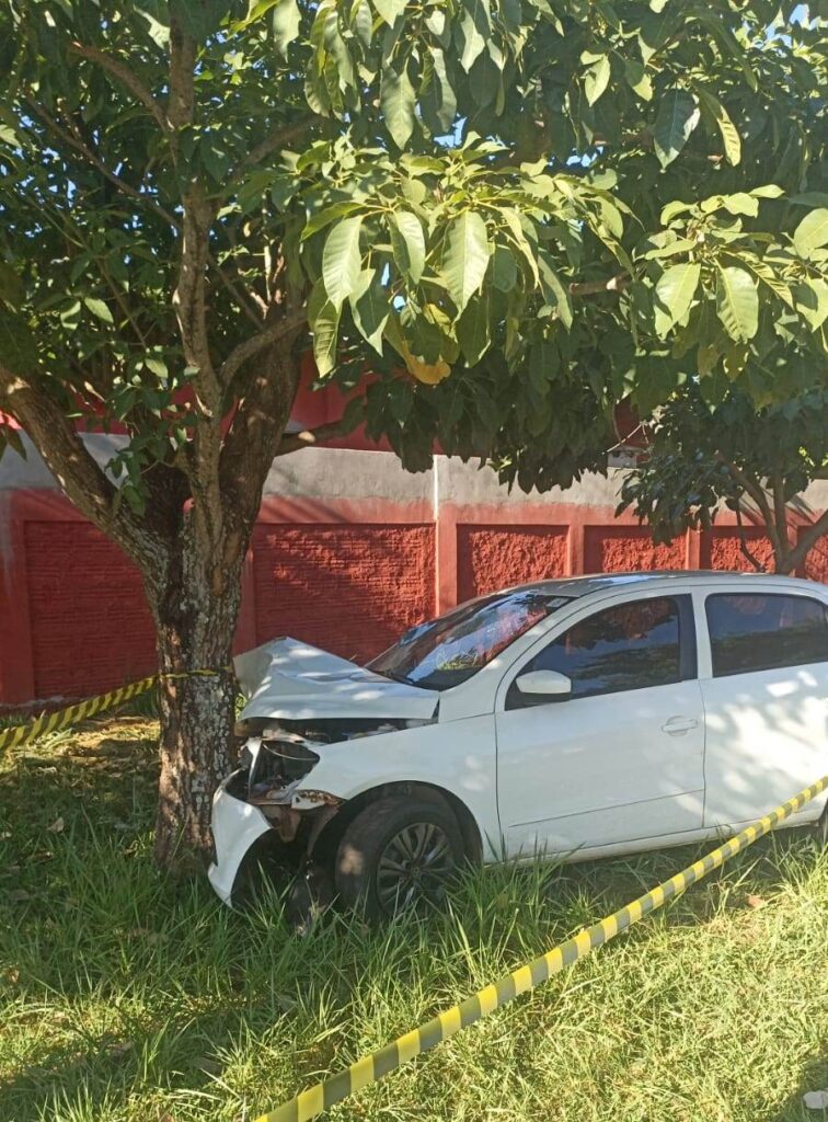 Veículo colide com árvore após condutora perder o controle da direção em Amambai