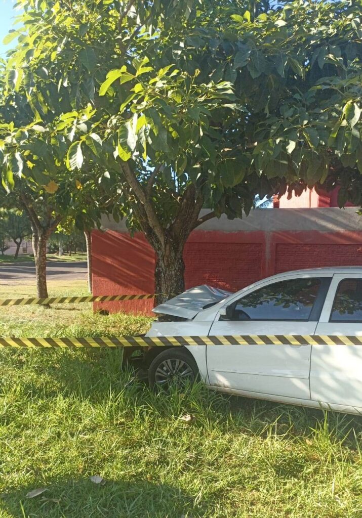 Veículo colide com árvore após condutora perder o controle da direção em Amambai
