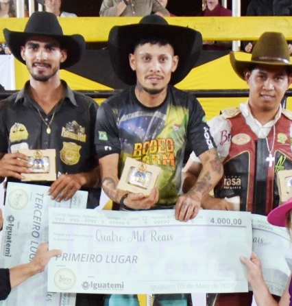 Peão de Amambai é campeão do rodeio em touros em Iguatemi