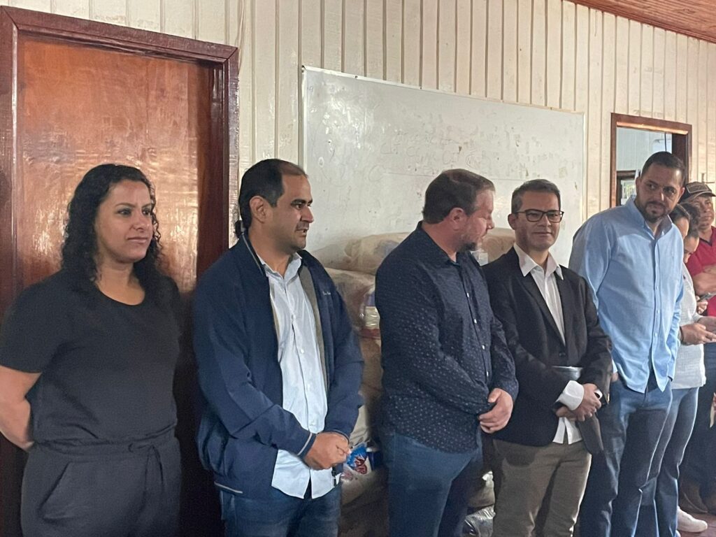 Prefeitura e Câmara participaram de devocional nesta segunda-feira (03) em Paranhos Prefeitura e Câmara participaram de devocional nesta segunda-feira (03) em Paranhos