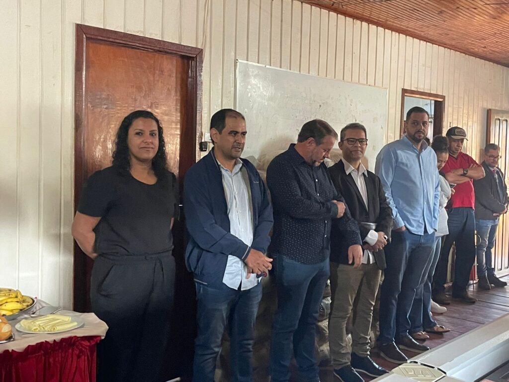 Prefeitura e Câmara participaram de devocional nesta segunda-feira (03) em Paranhos Prefeitura e Câmara participaram de devocional nesta segunda-feira (03) em Paranhos